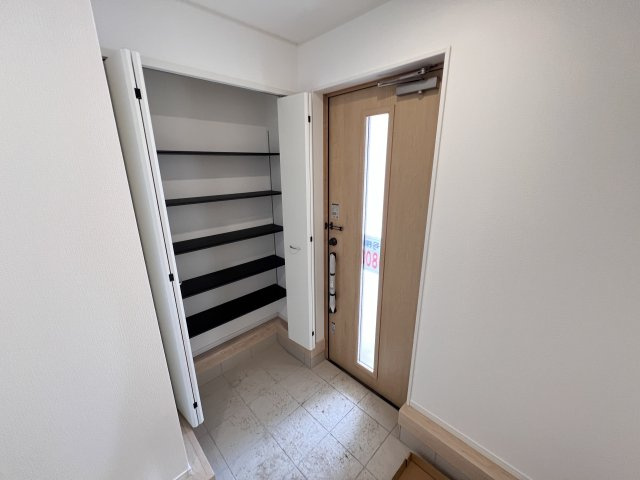 新築　高崎市吉井町小暮第１　クレイドルガーデン　1号棟の玄関|　約３０足収納できる下駄箱は中で段の高さを調節できるのでブーツ等もきっちりしまえます！
