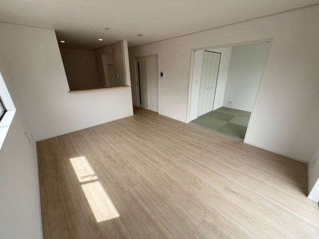 新築　高崎市吉井町小暮第１　クレイドルガーデン　1号棟の居間・リビング|　家族の会話が弾む対面キッチン。お子様の様子も確認できて安心ですね。
