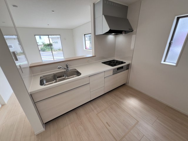 新築　高崎市吉井町小暮第１　クレイドルガーデン　1号棟のキッチン|　間口2550ｍｍで作業スペースも広々！換気扇も汚れが付きにくくお掃除がし易い設計です。
