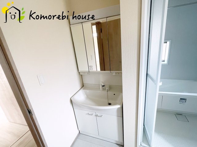 第3　伊奈町小室　新築一戸建て　ハートフルタウン　Hの独立洗面台|朝の支度にも助かる、独立の洗髪洗面化粧台