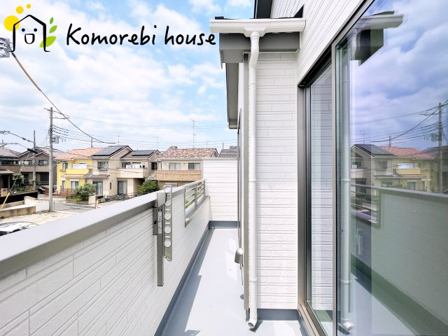 第3　伊奈町小室　新築一戸建て　ハートフルタウン　Hのバルコニー|広々としたバルコニーです