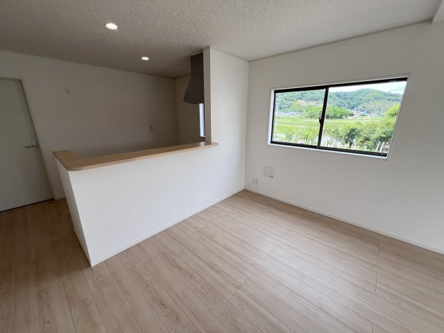 新築　高崎市吉井町小暮第１　クレイドルガーデン　2号棟の居間・リビング|　家族の会話が弾む対面キッチン。お子様の様子も確認できて安心ですね。					
