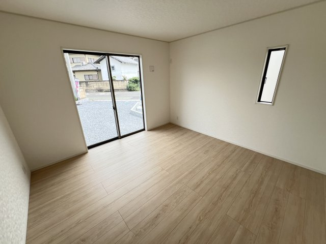 新築　高崎市吉井町小暮第１　クレイドルガーデン　2号棟の洋室|　日当たりと風通しの良い二面採光♪						
					
					
