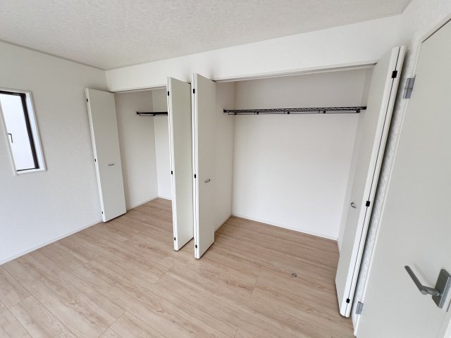 新築　高崎市吉井町小暮第１　クレイドルガーデン　2号棟の収納|　それぞれのお部屋に収納スペースがあるのでお片付け上手で室内もスッキリ♪
							
