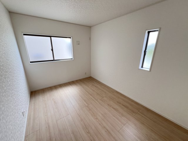新築　高崎市吉井町小暮第１　クレイドルガーデン　2号棟の洋室|　リビングから独立しているのでプライベート空間が確保できます！

　