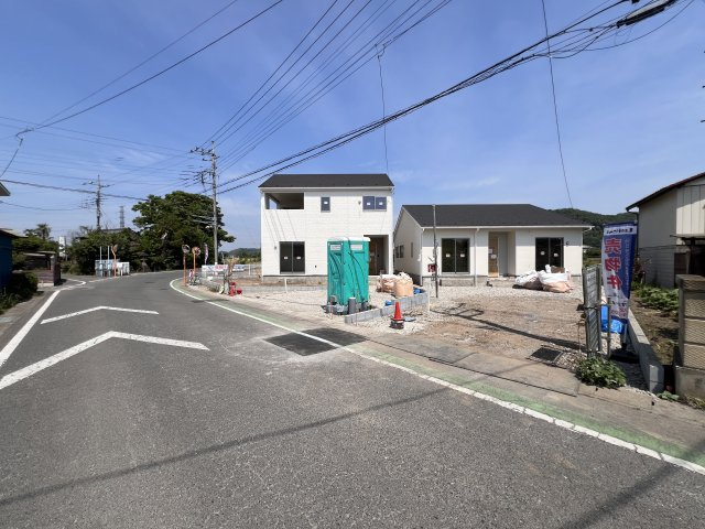 新築　高崎市吉井町小暮第１　クレイドルガーデン　2号棟の前面道路含む現地写真|南側接道幅員約7.1ｍ　北西側接道幅員約4.4ｍ