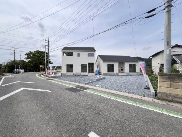 新築　高崎市吉井町小暮第１　クレイドルガーデン　2号棟の前面道路含む現地写真|南側接道幅員約7.1ｍ　北西側接道幅員約4.4ｍ
