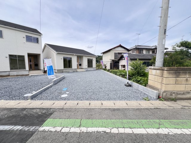 新築　高崎市吉井町小暮第１　クレイドルガーデン　2号棟の駐車場|　駐車スペースは並列2台分可能です！
