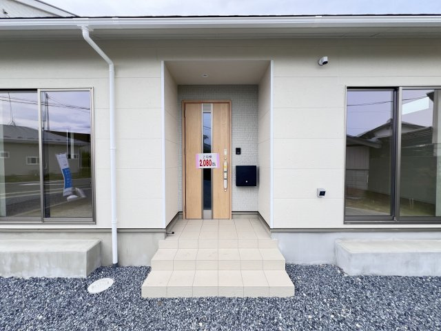 新築　高崎市吉井町小暮第１　クレイドルガーデン　2号棟の玄関|　ポストと一体型のTVモニターホンでセキュリティ安心！
