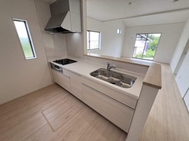 新築　高崎市吉井町小暮第１　クレイドルガーデン　2号棟のキッチン|　間口2550ｍｍで作業スペースも広々！換気扇も汚れが付きにくくお掃除がし易い設計です。
