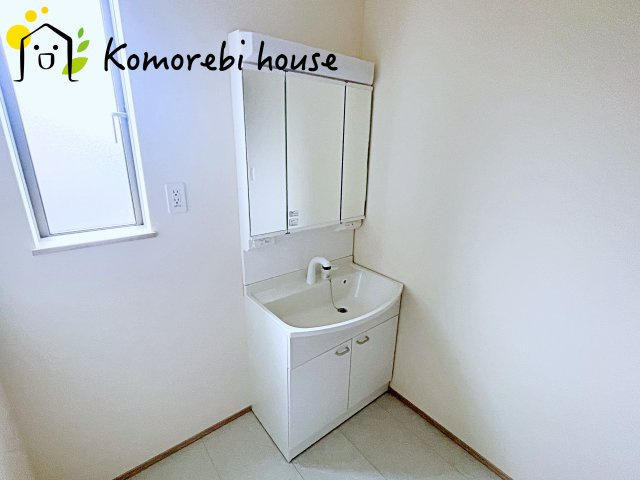 第3　伊奈町小室　新築一戸建て　ハートフルタウン　Iの独立洗面台|独立洗面台で身支度をすべて済ませてしまいましょう