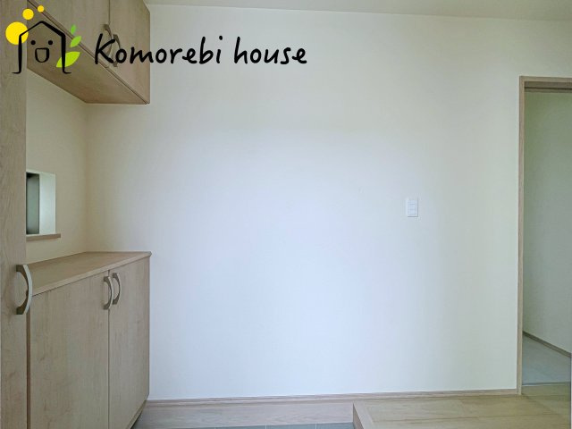 第3　伊奈町小室　新築一戸建て　ハートフルタウン　Iの玄関|明るい玄関です