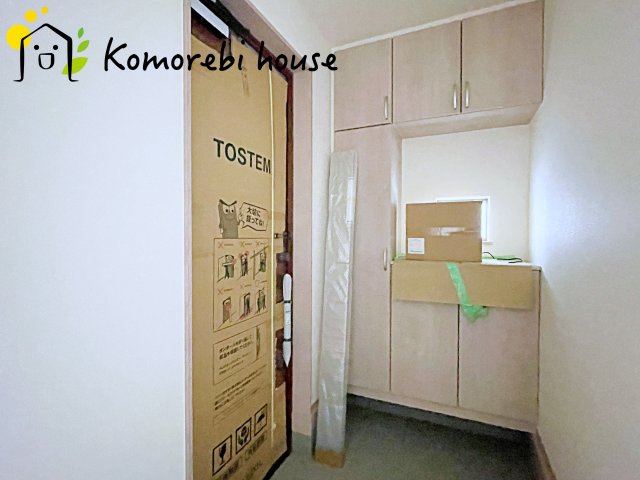 第3　伊奈町小室　新築一戸建て　ハートフルタウン　Iの玄関|収納もある玄関です