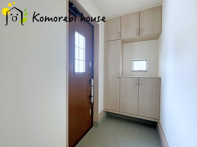 第3　伊奈町小室　新築一戸建て　ハートフルタウン　Iの玄関|収納もある玄関です