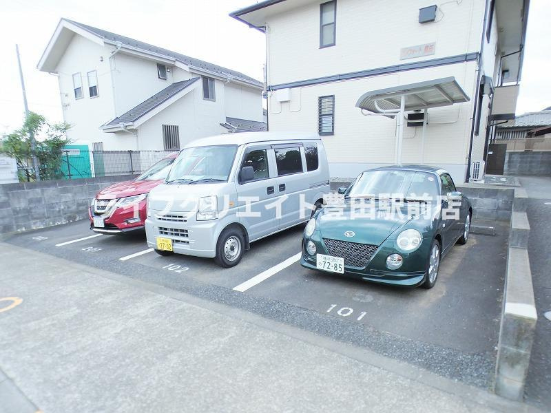 コンフォート豊田の駐車場