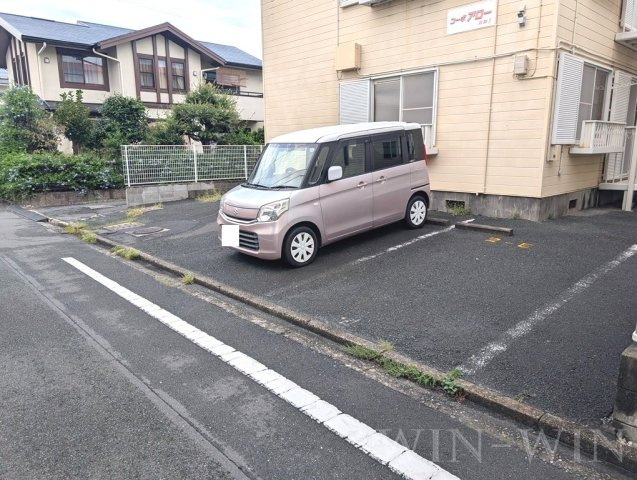 コーポアロー高師 Ⅱの駐車場