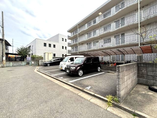 メゾンラヴィの駐車場
