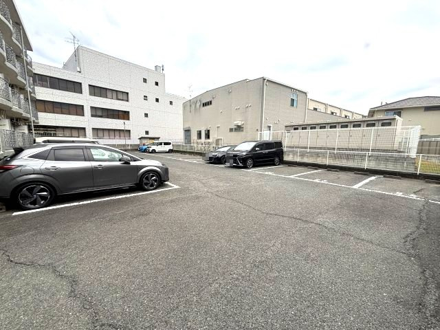 メゾンラヴィの駐車場