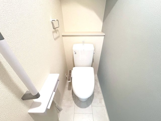 【商談中】リーブルガーデン　一宮市丹陽町九日市場第5　全2区画分譲のトイレ|超表面平滑加工とイオンパワーの「セフィオンテクト」加工で、汚れが付きにくく落ちやすい仕様で清潔です。
便器にフチがないので汚れが隠れて見えない部分がありません。お手入れがとってもラクラクです。