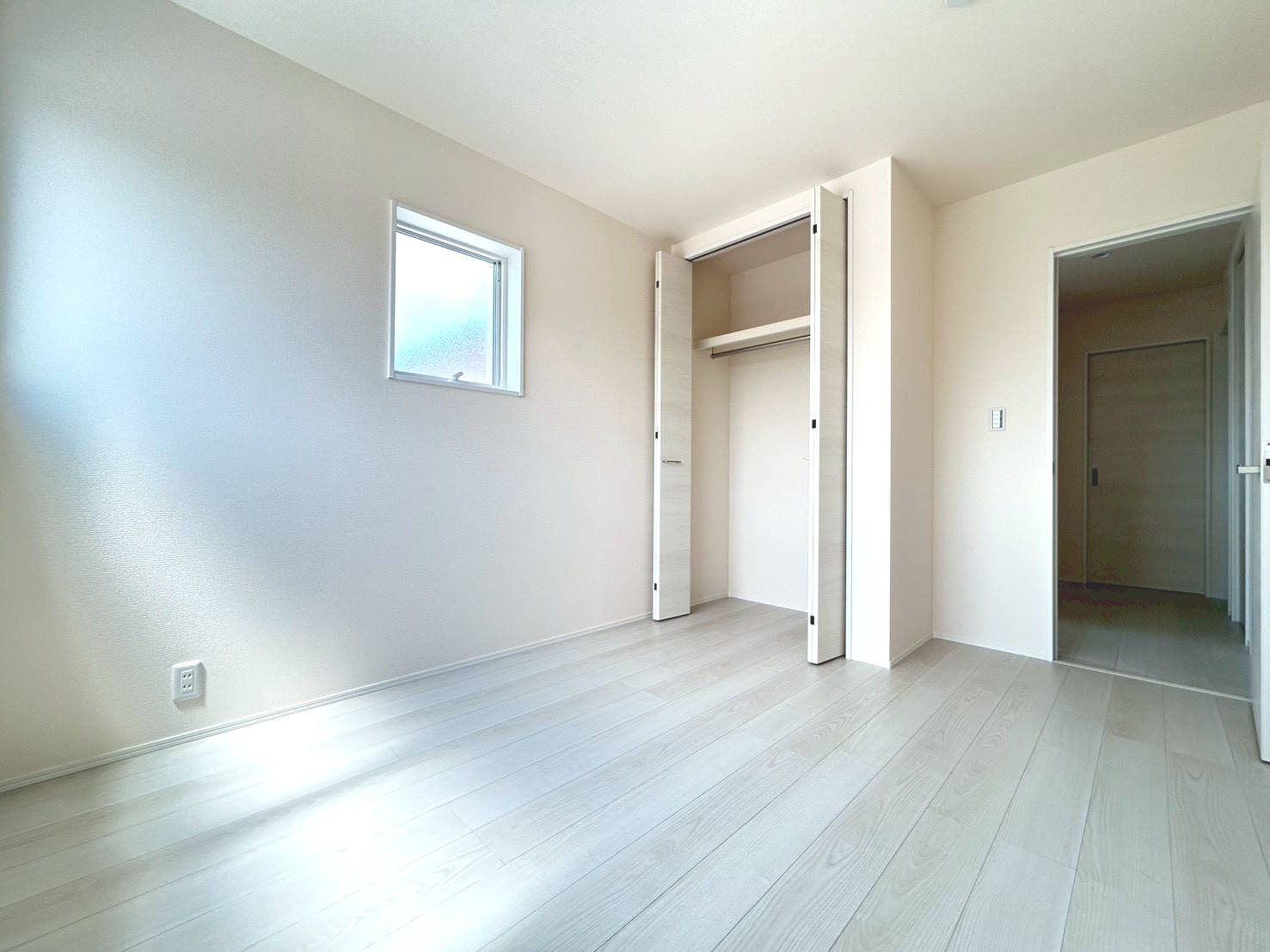 リーブルガーデン　一宮市丹陽町九日市場第5　全2区画分譲の洋室|全居室にたっぷり収納できる大型クローゼット、居室部分の窓ガラスには間に空気層を設けたペアガラスを採用。
高い断熱性と共にガラス面の結露対策にも効果を発揮します。