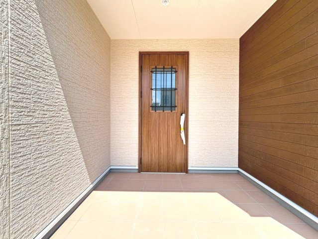 【商談中】リーブルガーデン　一宮市丹陽町九日市場第5　全2区画分譲の玄関|【ピッキング防止機能付き玄関ドア錠】玄関ドアの鍵は上下に２つあり、内側の下段は脱着サムターンキー。
鍵を不正に開錠されても、もう１つの鍵でピッキングを防ぎます。防犯性の高い仕様になっています。