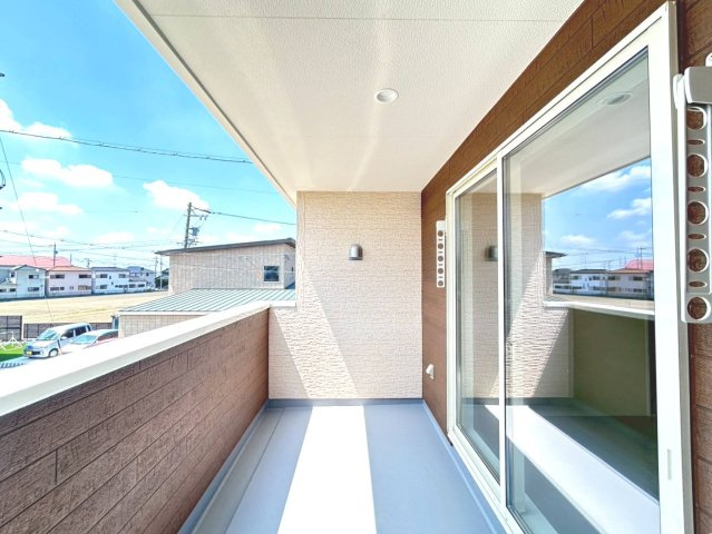 【商談中】リーブルガーデン　一宮市丹陽町九日市場第5　全2区画分譲のバルコニー|バルコニーは南向きで洗濯物もよく乾きます！強度と表面積硬度を持つFPRで防水しています。