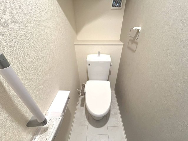 【商談中】リーブルガーデン　一宮市丹陽町九日市場第5　全2区画分譲のトイレ|超表面平滑加工とイオンパワーの「セフィオンテクト」加工で、汚れが付きにくく落ちやすい仕様で清潔です。
便器にフチがないので汚れが隠れて見えない部分がありません。お手入れがとってもラクラクです。