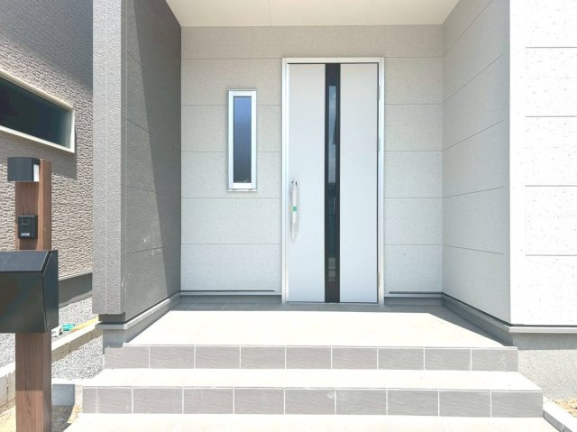 【商談中】リーブルガーデン　一宮市丹陽町九日市場第5　全2区画分譲の玄関|【ピッキング防止機能付き玄関ドア錠】玄関ドアの鍵は上下に２つあり、内側の下段は脱着サムターンキー。
鍵を不正に開錠されても、もう１つの鍵でピッキングを防ぎます。防犯性の高い仕様になっています。