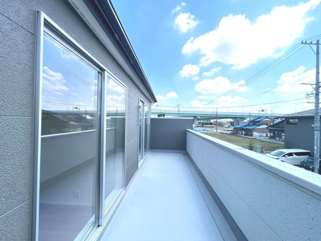 【商談中】リーブルガーデン　一宮市丹陽町九日市場第5　全2区画分譲のバルコニー|バルコニーは南向きで洗濯物もよく乾きます！強度と表面積硬度を持つFPRで防水しています。
