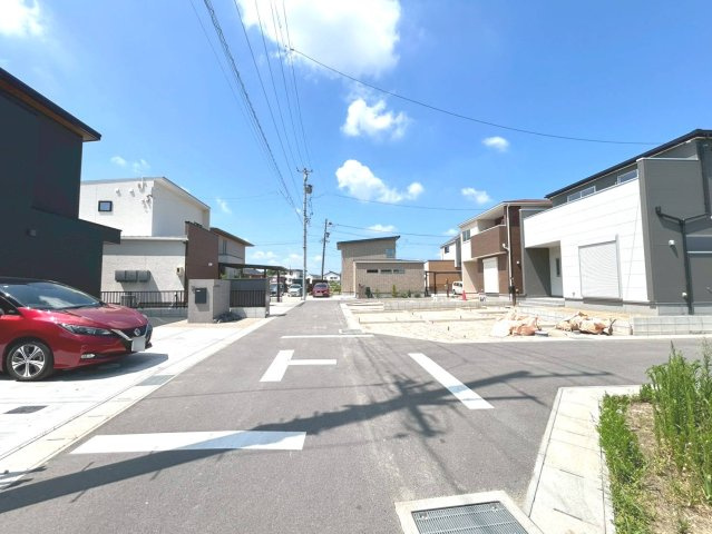 リーブルガーデン　一宮市丹陽町九日市場第5　全2区画分譲の玄関|大容量のシューズ収納付きで玄関周りもすっきり！玄関ドアからの光が玄関ホールを明るくしてくれます。