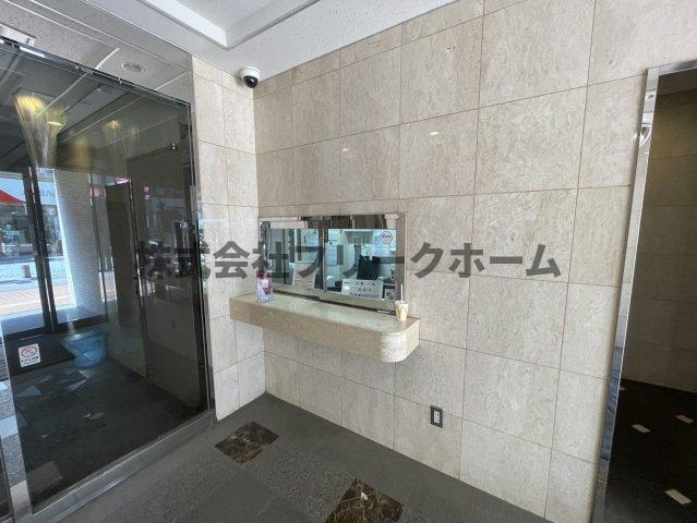 三鷹市下連雀３丁目の賃貸マンションのエントランス