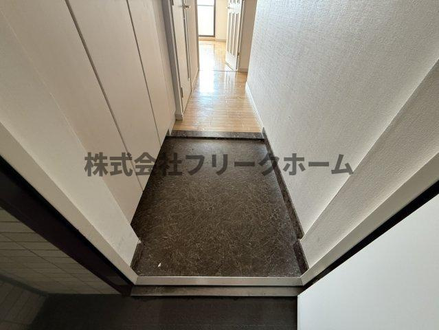 三鷹市下連雀３丁目の賃貸マンションの玄関