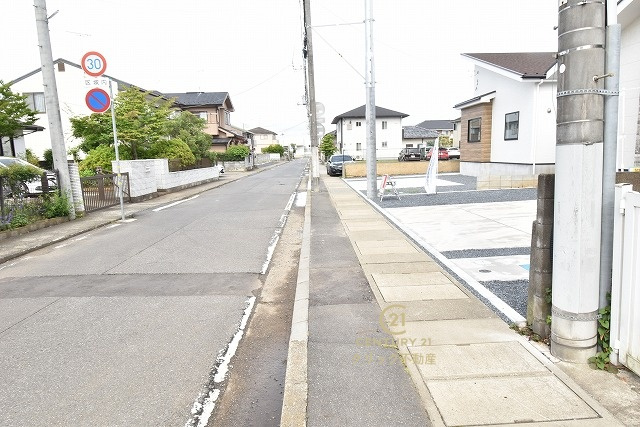 GRACE　水戸市浜田町　1期 　1の前面道路含む現地写真|前面道路幅約7.8メートル。駐車ラクラクです♪