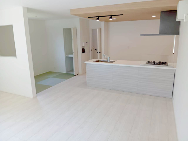 【居間・リビング】 | 沼津市下香貫01期 新築建売分譲住宅 建物＋土地 TW06149 | 沼津市下香貫塚田　1号棟　リビング　※令和8年7月9日撮影写真
