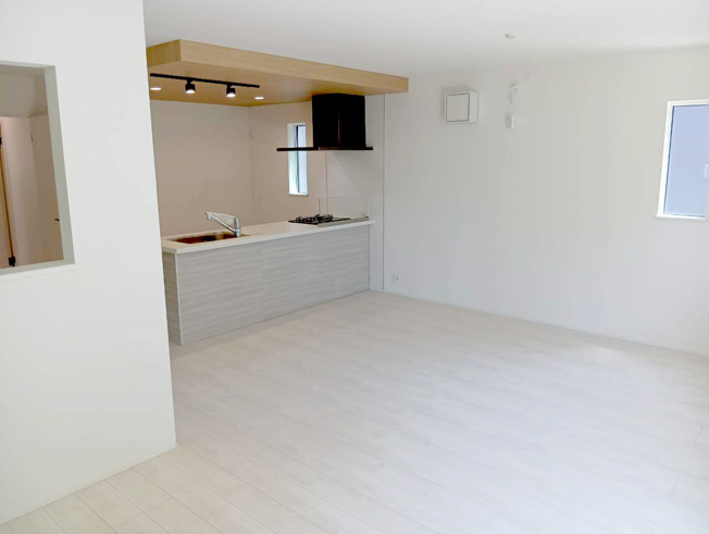 【居間・リビング】 | 沼津市下香貫01期 新築建売分譲住宅 建物＋土地 TW06149 | 沼津市下香貫塚田　1号棟　リビング　※令和8年7月9日撮影写真