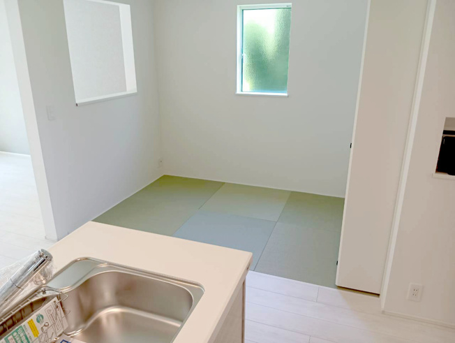 【居間・リビング】 | 沼津市下香貫01期 新築建売分譲住宅 建物＋土地 TW06149 | 沼津市下香貫塚田　1号棟　リビング・畳スペース　※令和8年7月9日撮影写真