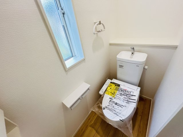 新築　高崎市足門町第9　クレイドルガーデン　1号棟のトイレ|現地写真　節水タイプのウォシュレット付きトイレ、水道料節約に一役買います！
