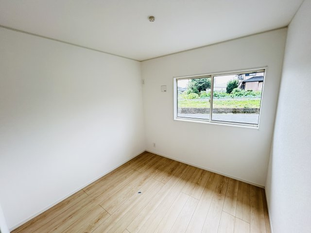 新築　高崎市足門町第9　クレイドルガーデン　1号棟の洋室|現地写真　日当たりと風通しの良い二面採光♪						
					
					
