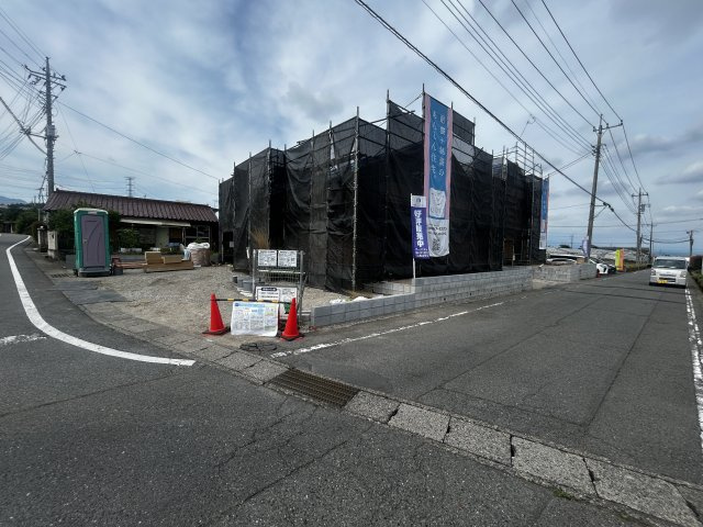 新築　高崎市足門町第9　クレイドルガーデン　1号棟の前面道路含む現地写真|現地写真　南側接道幅員約5.7ｍ　西側接道幅員約6.6ｍ　
