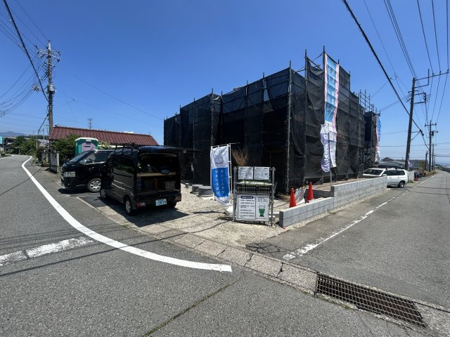新築　高崎市足門町第9　クレイドルガーデン　1号棟の前面道路含む現地写真|現地写真　南側接道幅員約5.7ｍ　西側接道幅員約6.6ｍ　