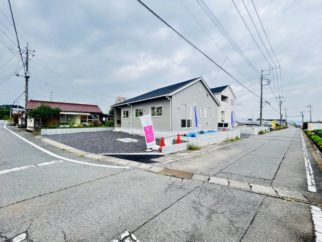 新築　高崎市足門町第9　クレイドルガーデン　1号棟の前面道路含む現地写真|現地写真　南側接道幅員約5.7ｍ　西側接道幅員約6.6ｍ　