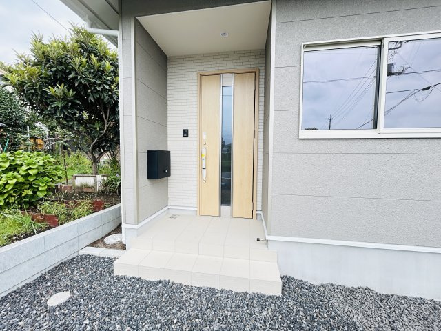 新築　高崎市足門町第9　クレイドルガーデン　1号棟の玄関|現地写真　ポストと一体型のTVモニターホンでセキュリティ安心！
