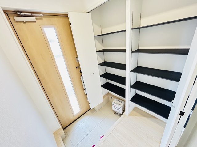 新築　高崎市足門町第9　クレイドルガーデン　1号棟の玄関|現地写真　約３０足収納できる下駄箱は中で段の高さを調節できるのでブーツ等もきっちりしまえます！
