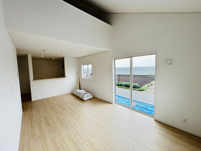 新築　高崎市足門町第9　クレイドルガーデン　1号棟の居間・リビング|現地写真　17.7帖の広々リビングはご家族みんなでゆったりくつろげます♪

