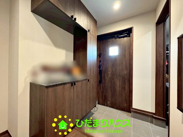 久喜市北広島　中古一戸建ての玄関