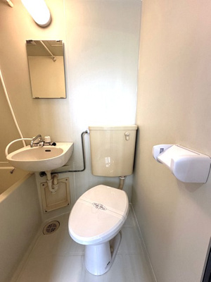 【トイレ】 | グリーンハイム中島 | バスルームにあるトイレです！水廻りのお掃除が一気にできちゃいますね☆