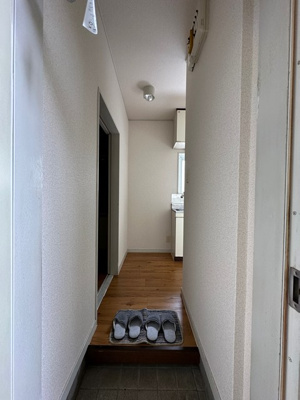 【玄関】 | グリーンハイム中島 | 玄関から室内への景観です！入るとすぐキッチンがあります♪左手には洋室4.5帖のお部屋があります☆
