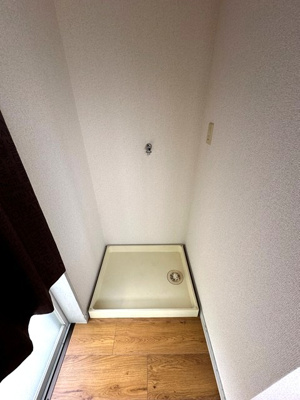 【設備】 | グリーンハイム中島 | バルコニー前にある室内洗濯機置き場です♪防水パンが付いているので万が一の漏水にも安心です！室内に置けるので洗濯機が傷みにくい☆