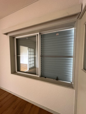 【セキュリティ】 | グリーンハイム中島 | 雨戸付きなので夜やお出かけ時も安心です！雨戸は冬場の寒さ対策にもなります◎