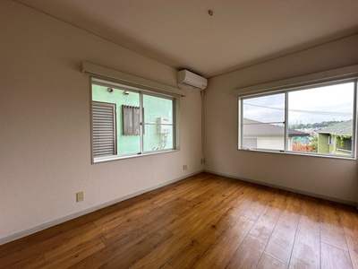 【洋室】 | グリーンハイム中島 | 洋室6帖☆角部屋二面採光のお部屋です！ベッドを置いて寝室にするのもオススメです☆エアコン付きで1年中快適に過ごせますね☆